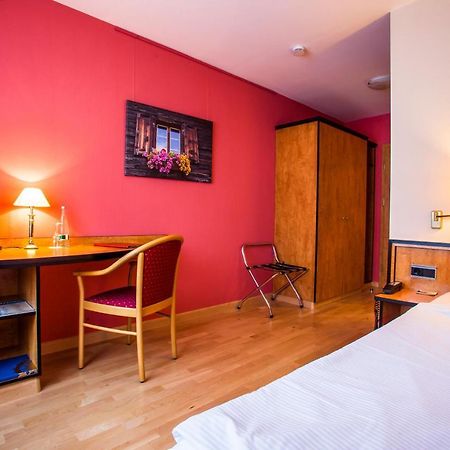 Hotel Sonne Оффенбург Экстерьер фото