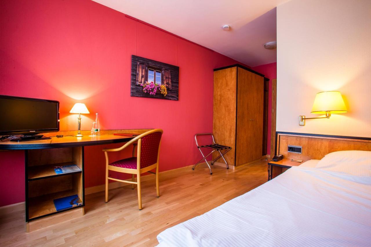 Hotel Sonne Оффенбург Экстерьер фото